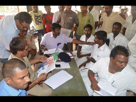 ఎన్‌కౌంటర్: తమిళనాట బాంబు దాడి, కన్నీరుమున్నీరు (పిక్చర్స్)