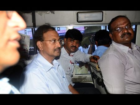 'సత్యం' రామలింగ రాజును ఇలా జైలుకు తరలించారు (పిక్చర్స్)