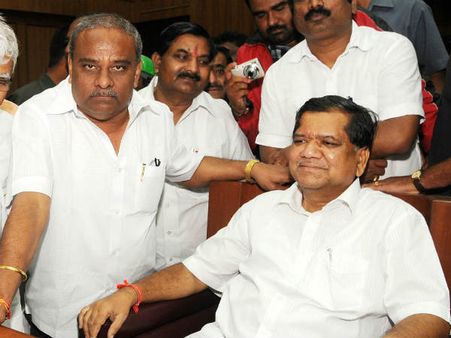 కర్ణాటకను చీల్చండి: ప్రభుత్వాన్ని కూల్చేస్తాం