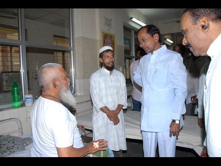 తనిఖీ, వైద్యులను మందలించిన కేసీఆర్ (ఫోటోలు)