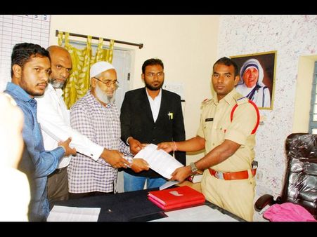 చెన్నైలో ఆంధ్రాహోటల్‌పై దాడి: వికార్ తండ్రి ఫిర్యాదు (పిక్చర్స్)