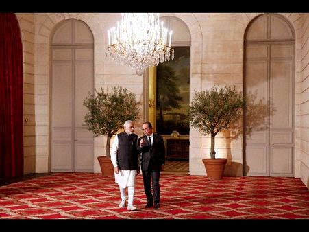 ముగిసిన మోడీ ఫ్రాన్స్ పర్యటన, అధ్యక్షుడికి అరుదైన కానుక (ఫోటోలు)