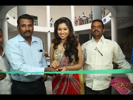 ఇకత్ ఆర్ట్ మేళా: నటి మనాలీ సందడి(పిక్చర్స్)