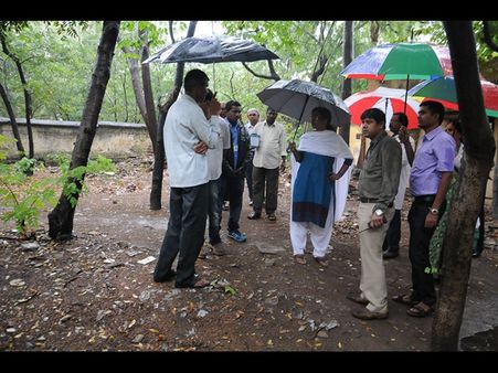 కెసిఆర్ ఎఫెక్ట్: ఆస్పత్రి చెత్తను ఎత్తేశారు (ఫొటోలు)