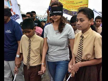 వాక్ ఇన్ ది డార్క్: గంతలతో మంచులక్ష్మి నడక(పిక్చర్స్)