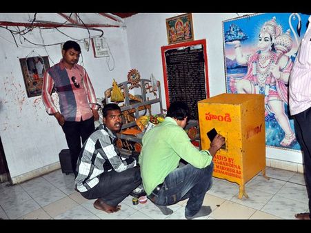 2ఆలయాలు, దర్గాలో నగదు, నగలు చోరీ(పిక్చర్స్)