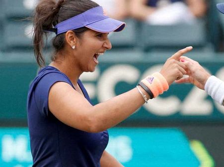 శివసేనపై మరో వ్యాఖ్య: సానియాను లాగిన శోభా డే