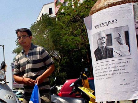 ‘ఎల్‌కె అద్వానీ కనబడుట లేదు’: ‘ఆప్’ పేరున వెలిసిన పోస్టర్లు