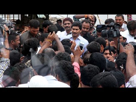 బాబు ఊదరగొట్టారు: బస్సు యాత్రలో జగన్ ఫైర్ (పిక్చర్స్)