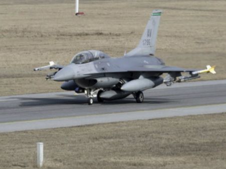 రన్‌వే‌పై ఫైటర్ జెట్ ఇంజిన్‌లో మంటలు, బయటకు దూకిన ఫైలెట్