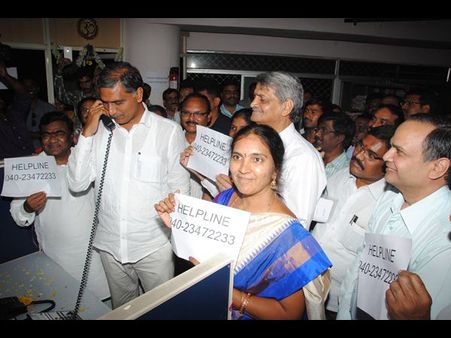 ‘మిషన్’ హెల్ప్‌లైన్ ప్రారంభించిన హరీశ్(పిక్చర్స్)