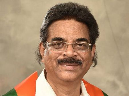 ఇదే దుస్థితి!: కుర్చీ విరిగి కిందపడ్డ ఆంధ్రా ఎంపీ, సారీ