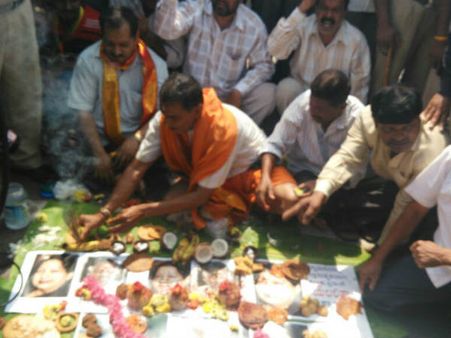 కర్ణాటక బంద్: తమిళ నేత జయలలిత ఫొటో పెట్టి పిండ ప్రదానం