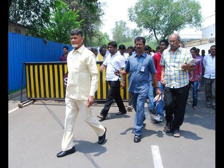 హైదరాబాద్‌లో ఇల్లు మారిన చంద్రబాబు: పోలీసుల మల్లగుల్లాలు