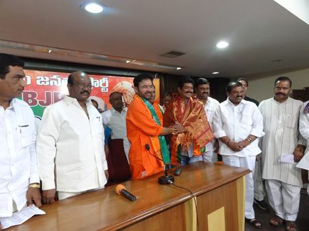 'మా' గెలుపు: నటుడు శివాజీ రాజాకు బీజేపీ సన్మానం(పిక్చర్స్)