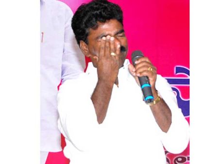 కెసిఆర్ చెంత కంటతడి పెట్టిన రసమయి