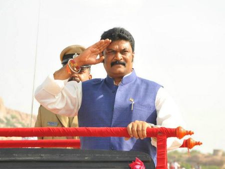 వెనక్కు తగ్గిన గాలి సన్నిహితుడు ఆనంద్ సింగ్