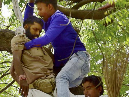 ర్యాలీలో రైతు ఆత్మహత్య రాజకీయం: కేజ్రీవాల్ చెట్టెక్కుతాడని వ్యాఖ్య