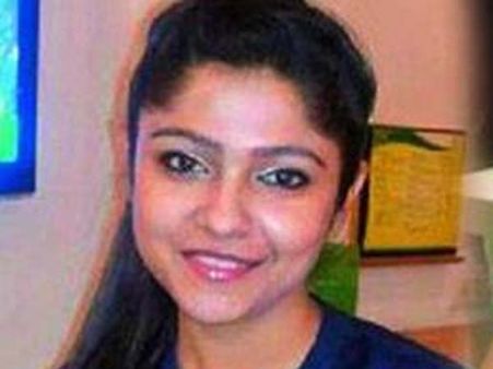 రిమోట్ కోసం గొడవ, భర్తపై ఉమ్మేసి కొట్టింది! ఎయిర్ హోస్టెస్‌ది హత్యే