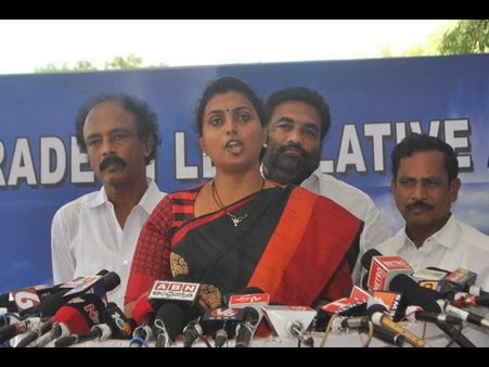 రోజాకు చేదు అనుభవం: అడ్డుకున్న దళిత సంఘాలు