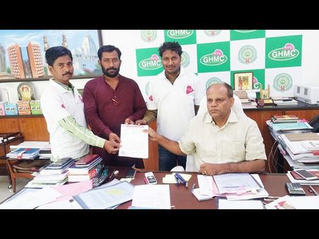 పబ్లిక్ టాయిలెట్స్ కోసం సైకిల్ యాత్ర (ఫోటోలు)