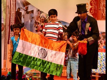 అబ్రకదబ్రా: సిల్క్ వస్త్రాల నుంచి గులాబీలు ఓ అద్భుతం (ఫోటోలు)