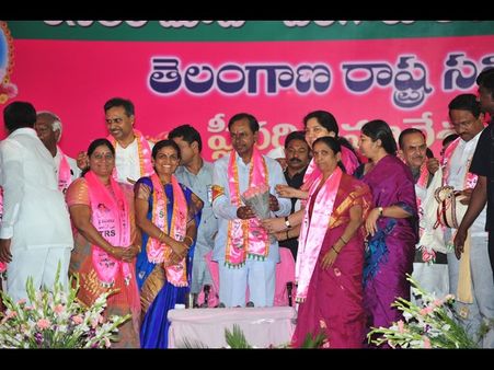 పాతకొత్తల కలయిక: పేపర్ చూసి మాట్లాడ్డం రాదన్న కెసిఆర్ (పిక్చర్స్)