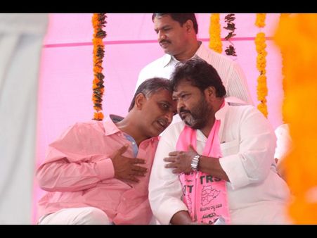 టిఆర్ఎస్‌లో కలవరం: హరీష్ రావు బ్యాక్ బెంచ్