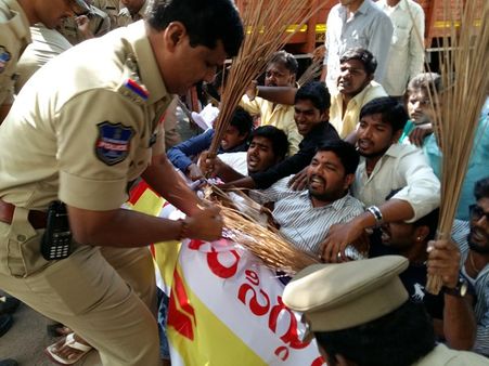 పిక్చర్స్: ఎమ్మెల్యేల ఇళ్ల వద్ద చావుడప్పులు