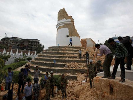 నేపాల్‌లో విధ్వంసం సృష్టించిన భూకంపం: కుప్పకూలిన చారిత్రక ధరారా టవర్