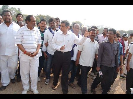 పేదోళ్లు ఆడే స్టేడియం తొలగింపా: జేపీ సిక్స్!(పిక్చర్స్)