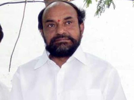 రాళ్లతో కొట్టిస్తా: ఆర్ కృష్ణయ్య, ఇదేమిటని ఎంపీ గుత్తా ఆగ్రహం