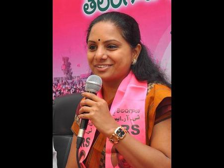 కేసీఆర్ ఆరోగ్యం, హరీష్ అలకపై కవిత: బీజేపీతో దోస్తీ, బాబుపై ఫైర్