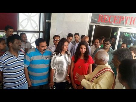 నేపాల్: ఢిల్లీ చేరిన తెలుగు వైద్యవిద్యార్థులతో దత్తాత్రేయ(పిక్చర్స్)