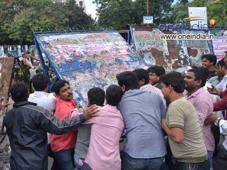 'అమరుల శవాలపై టీఆర్ఎస్ పార్టీ పండుగ': బస్సు ధ్వంసం