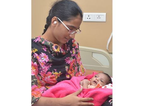 20 రోజుల తర్వాత తల్లి ఒడికి చేరిన ఎస్సై సిద్ధయ్య కుమారుడు (ఫొటో)