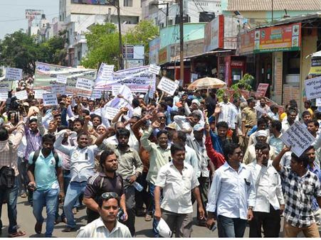 అగ్రిగోల్డ్ బాధితుల ర్యాలీ: కలెక్టరేట్ ముట్టడి (ఫోటోలు)