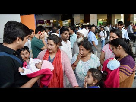 నేపాల్ భూకంపం: బతుకులు ఛిద్రం, కన్నీటితో స్వదేశానికి(ఫోటోలు)