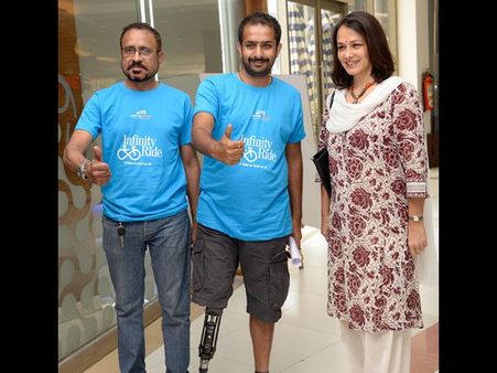 ప్రోత్సాహం: ఒంటి చేత్తో సైకిల్ పైకెత్తిన మోడల్, అమల సందడి(పిక్చర్స్)