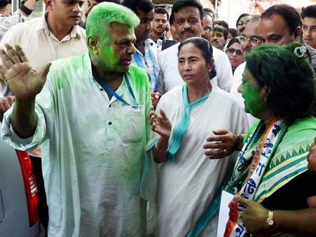 అందరికీ మమత బెనర్జీ షాక్: కోల్‌కతాలో దుమ్మురేపిన టీఎంసీ