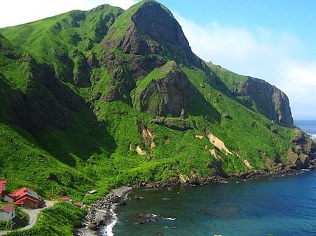 షాక్: జపాన్‌లో రాత్రికి రాత్రే 50 అడుగుల పైకి భూమి, ఆప్ఘన్‌లో 52 మంది మృతి