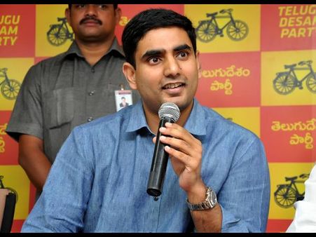 బాబు సంకేతాలు: టిడిపి పగ్గాలు లోకేష్ చేతికి..
