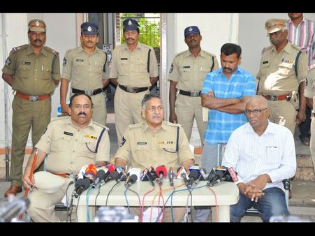 ఎర్రచందనం స్మగ్లర్ సోము రవిపై పిడి యాక్ట్(పిక్చర్స్)