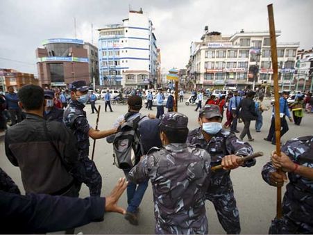 ఖాఠ్మండులో తెరుచుకున్న బ్యాంకులు: ఏటీఎంల వద్ద బారులు తీరిన ప్రజలు