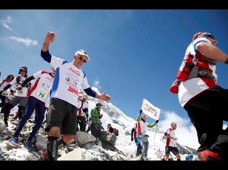 మౌంట్ ఎవరెస్ట్ వద్ద నేపాల్ భూకంపం మిగిల్చిన విషాదం, 30 మంది మృతి(ఫోటోలు)