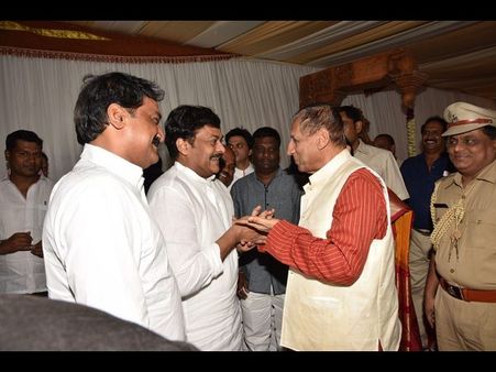 పెళ్లిసందడి: వధూవరులను ఆశీర్వదించారు (ఫోటోలు)