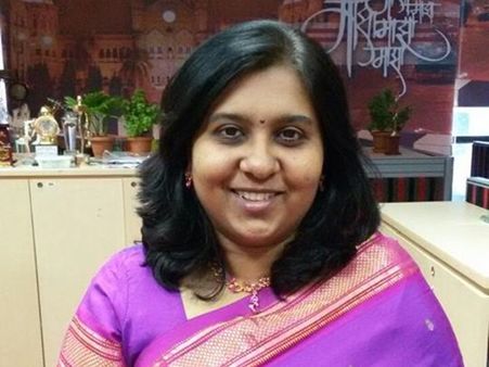 వెనక్కెళ్లండి!: సీఎం ఎదుటే మహిళా జర్నలిస్ట్‌కి చేదు