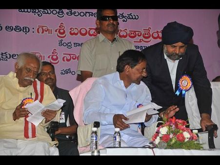 కార్మికులకు వరాలు: మేడేలో కెసిఆర్(పిక్చర్స్)