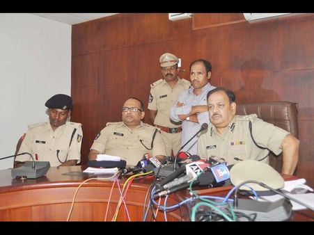 మావో డిప్యూటీ కమాండర్ లొంగుబాటు(పిక్చర్స్)