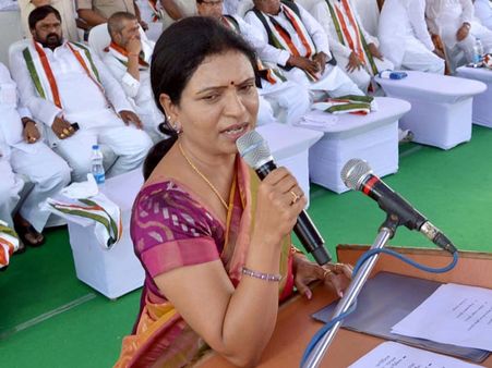 కెసిఆర్! మారువేషంలో వెళ్లి చూడు!: అరుణ